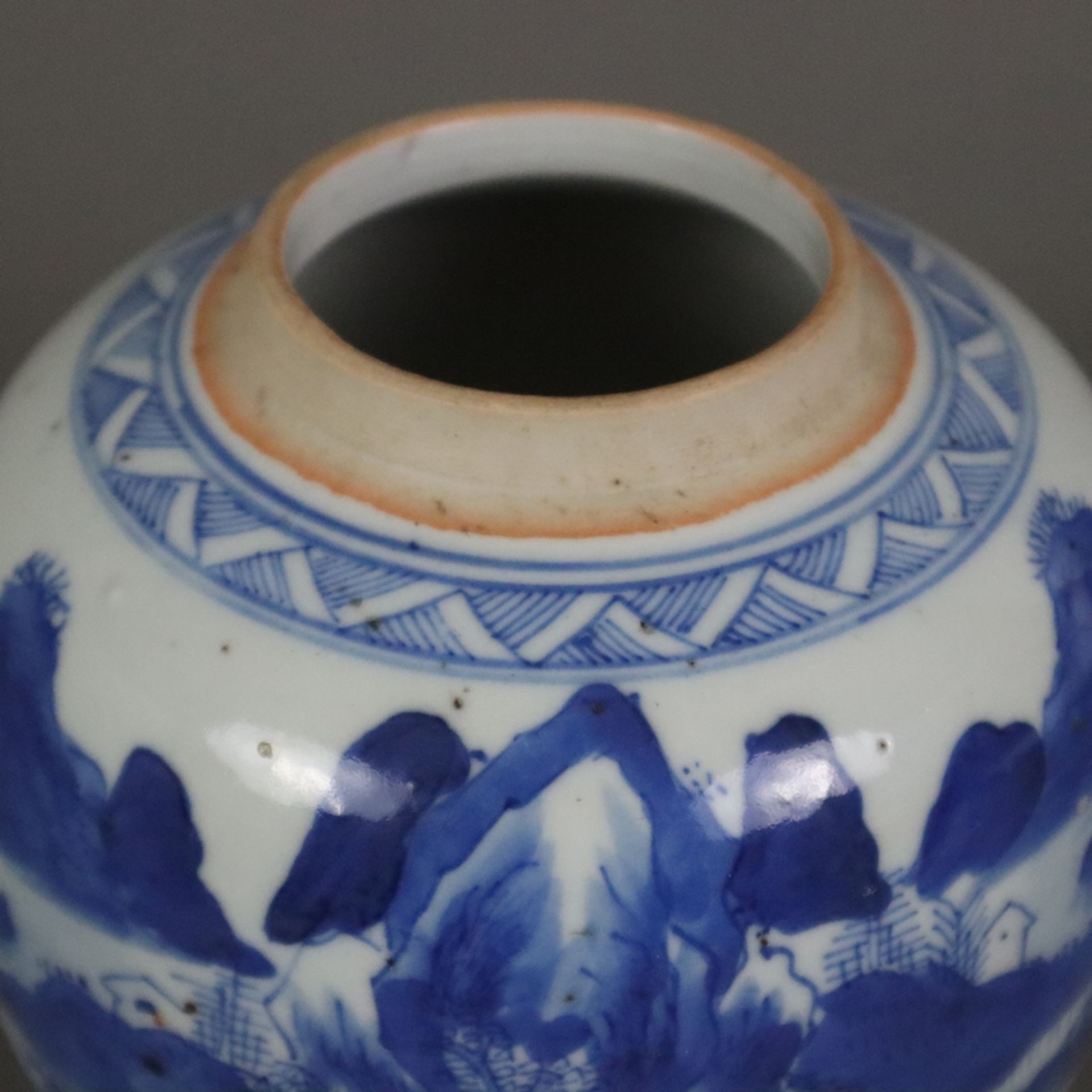 Kleiner Blau-Weiß-Deckeltopf - China, späte Qing-Dynastie, Porzellan, auf der Wandung Shan-Shui-Lan - Image 2 of 10