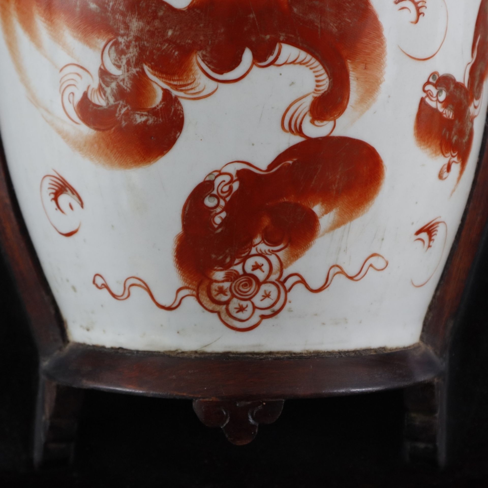 Wanddekoration mit Vase - China, halbe Porzellanvase in Holzrahmung eingelassen, Vase bemalt mit Sh - Bild 4 aus 6