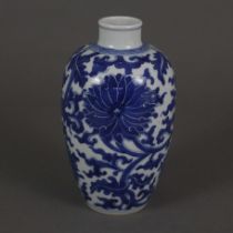 Blauweiß-Balustervase - China, leicht ovoid geformte Balustervase mit eingeschnürter Mündung, flora