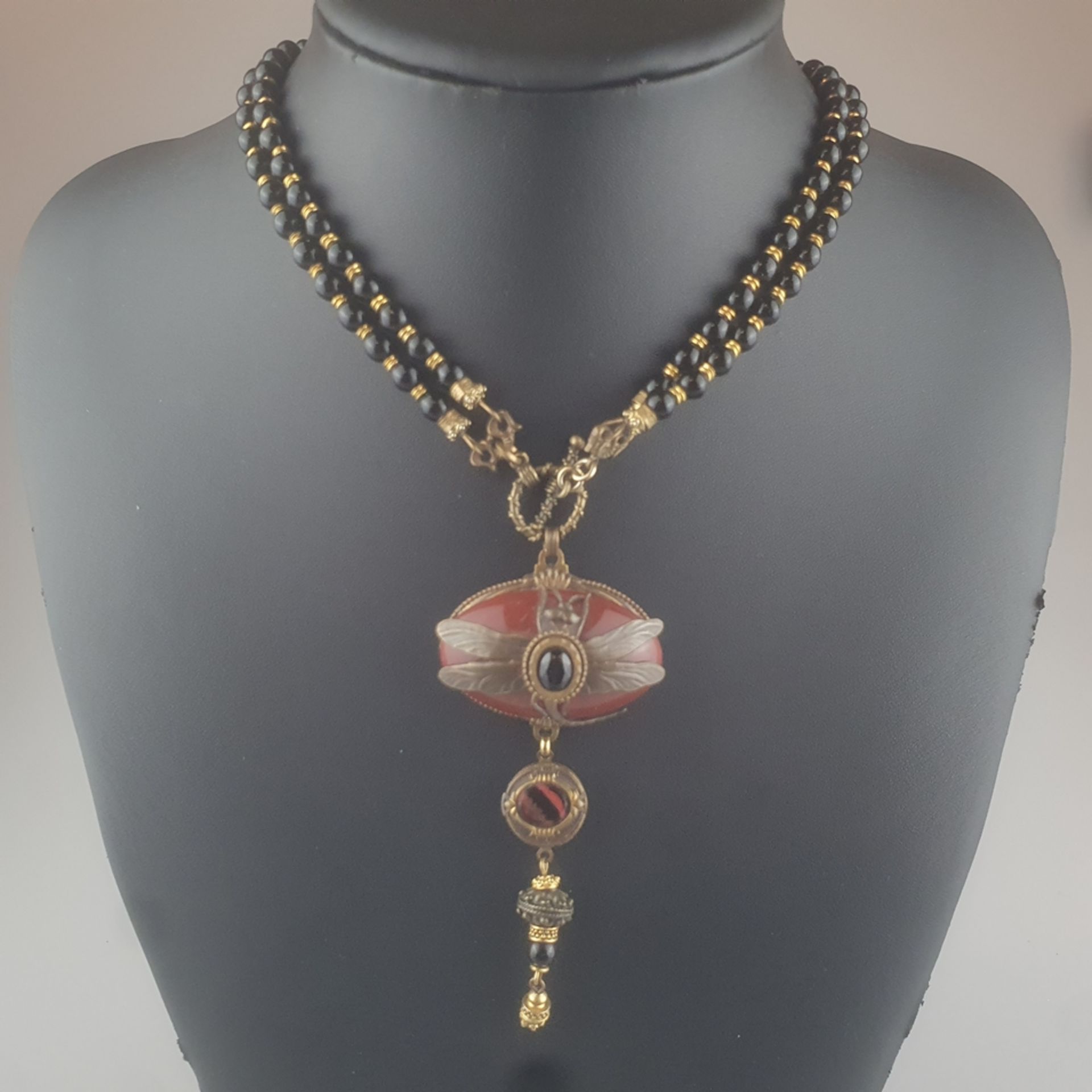 Jugendstil-Halskette mit Libellen-Anhänger - Anfang 20. Jh., Kette aus runden Onyxperlen (Dm. 6 mm) - Bild 2 aus 7