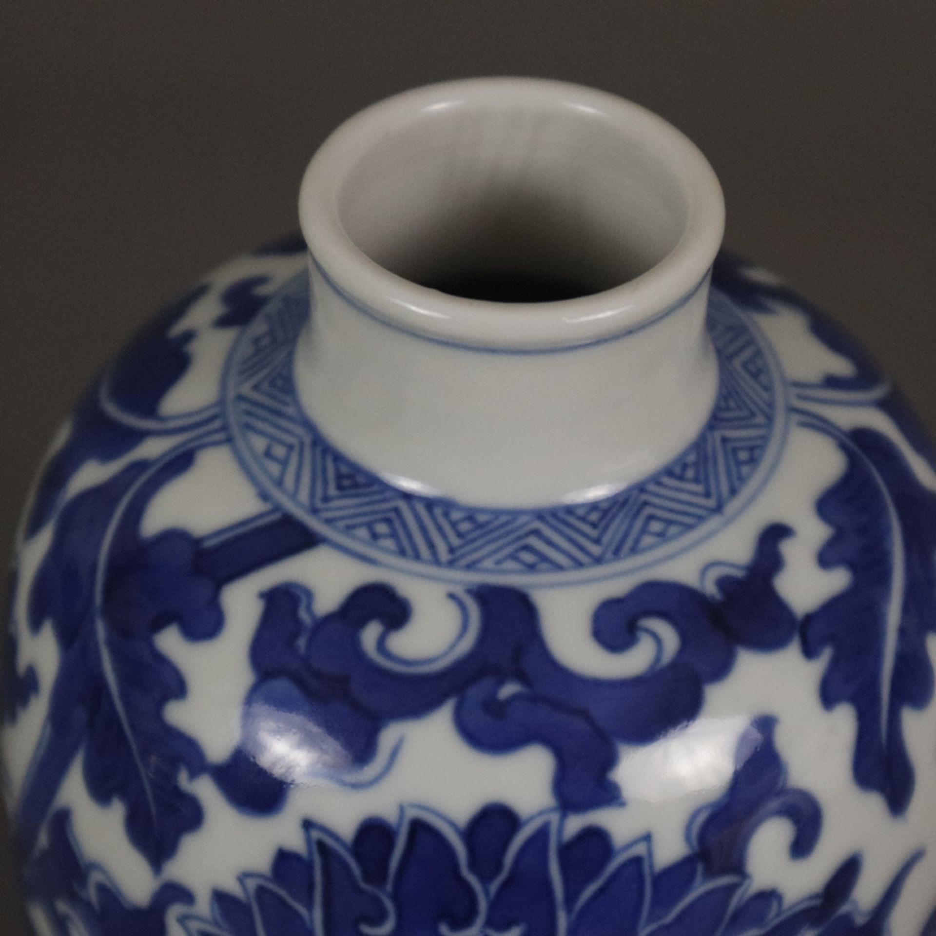 Blauweiß-Balustervase - China, leicht ovoid geformte Balustervase mit eingeschnürter Mündung, flora - Bild 2 aus 7