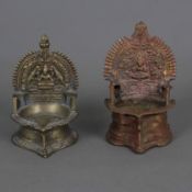 Zwei Diya-Öllampen - Indien, vor 1900, Bronzelegierung, in typischer runder Form mit kleiner Tülle 