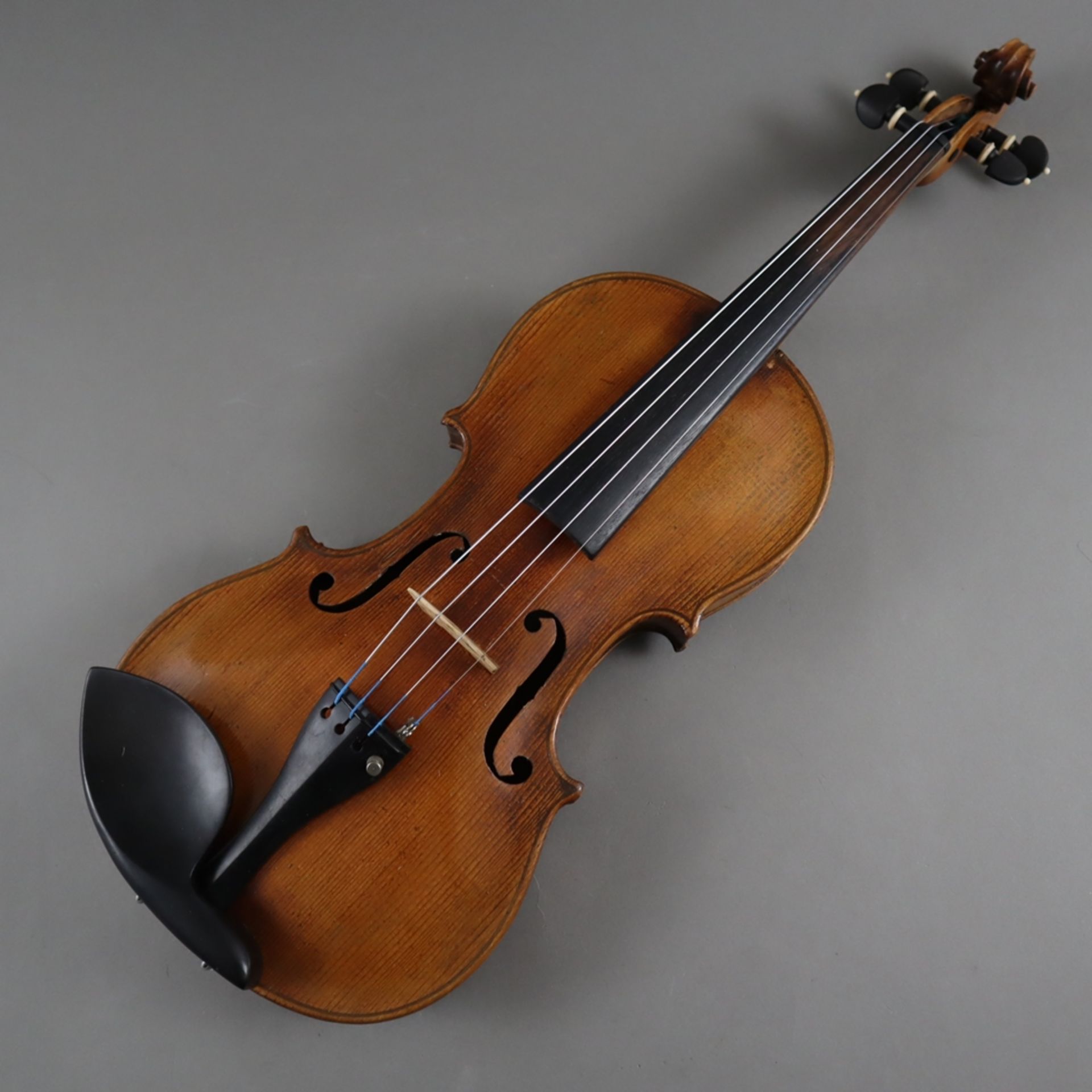 Schmale Geige - Italien, auf dem Faksimile-Etikett bezeichnet "Paolo Leonori / Roma 1949", einteili