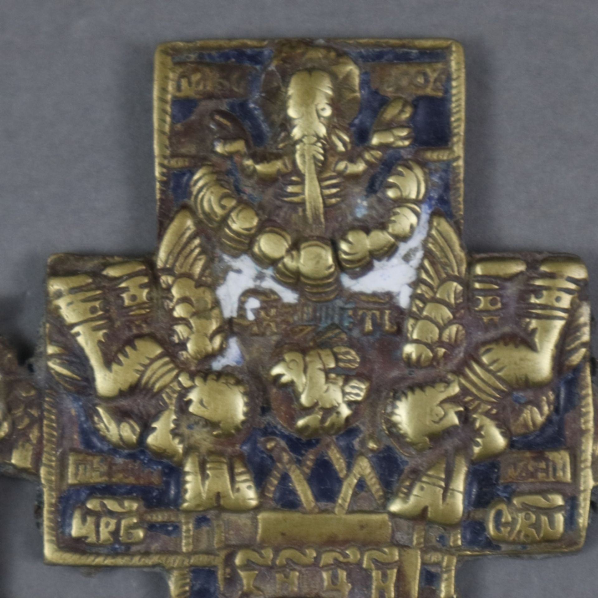 Kleines Segenskreuz - Russland, 19.Jh., Bronzelegierung, teils blau/weiß emailliert, reliefierte Da - Bild 4 aus 7