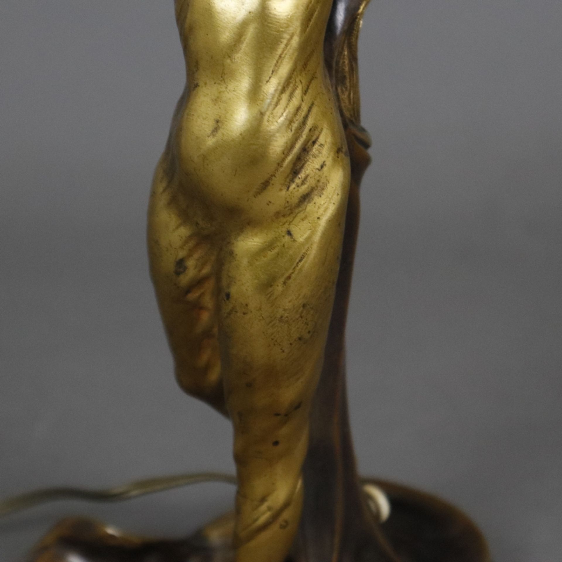 Jugendstil-Tischlampe - um 1900/10, Sockel signiert "H. Sibeud" für Hélène Sibeud (XIX-XX), Bronze, - Image 4 of 13