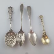 Vier antike Silberlöffel - diverse Alter, Herkunft und Formen, dabei: 1x Löffel mit langer spitzova
