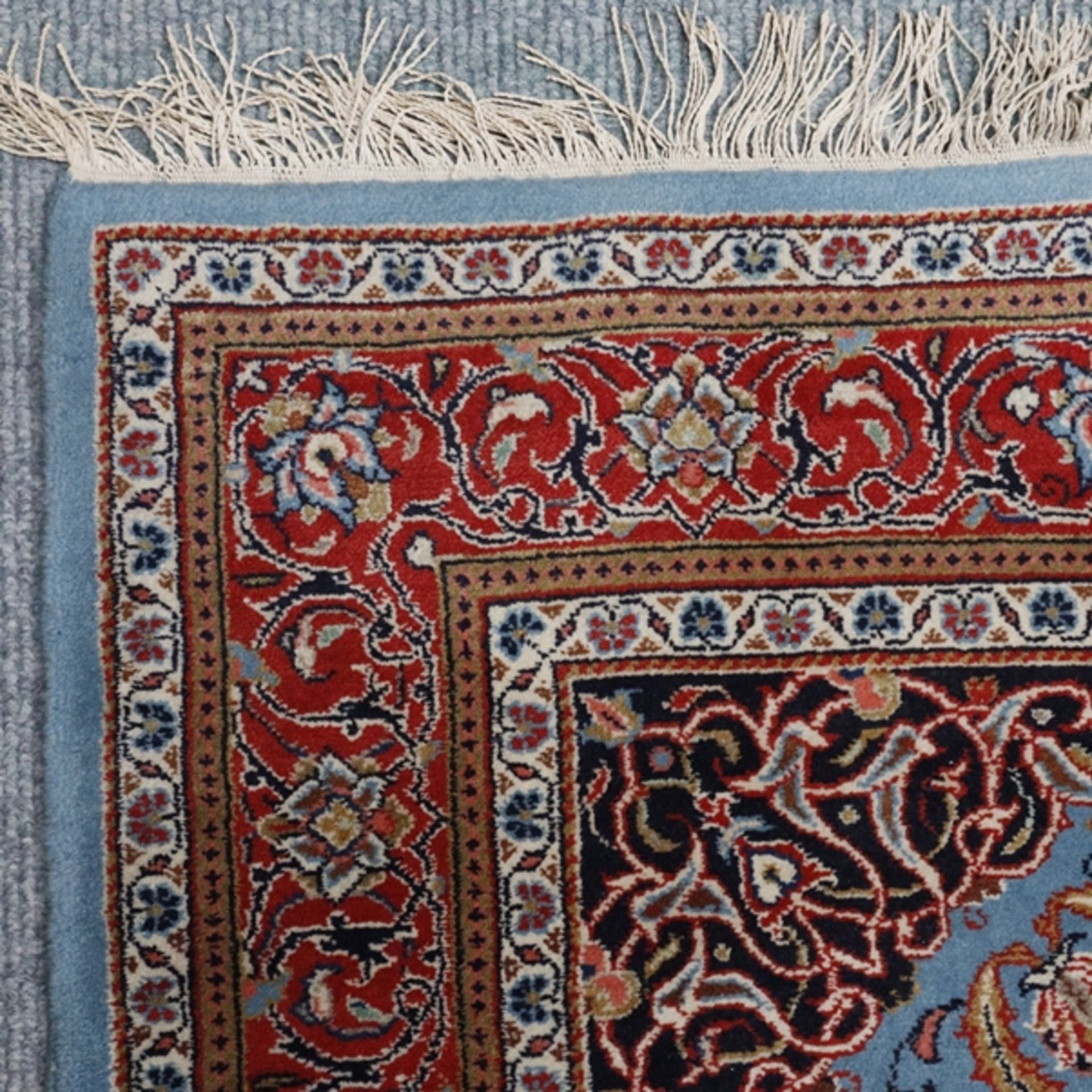 Isfahan - Wolle, blaugrundiges Innenfeld, floral gemustert, rotgrundige Hauptbordüre, Fransen teils - Bild 5 aus 7