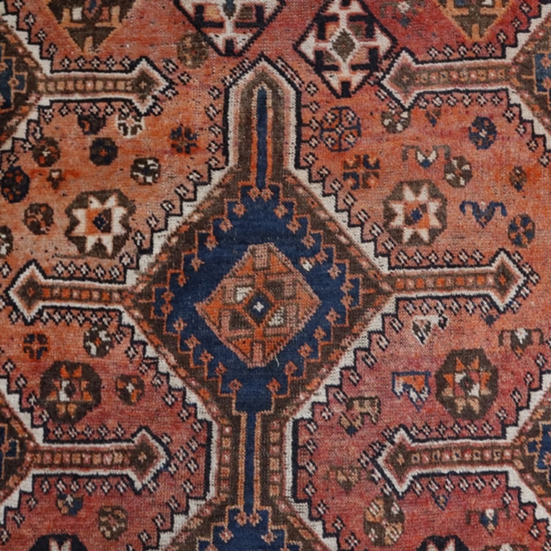 Schiraz - Persien, Wolle, geometrische Ornamente, restauriert, verzogen, begangen, ca. 184 x 102 cm - Bild 3 aus 7