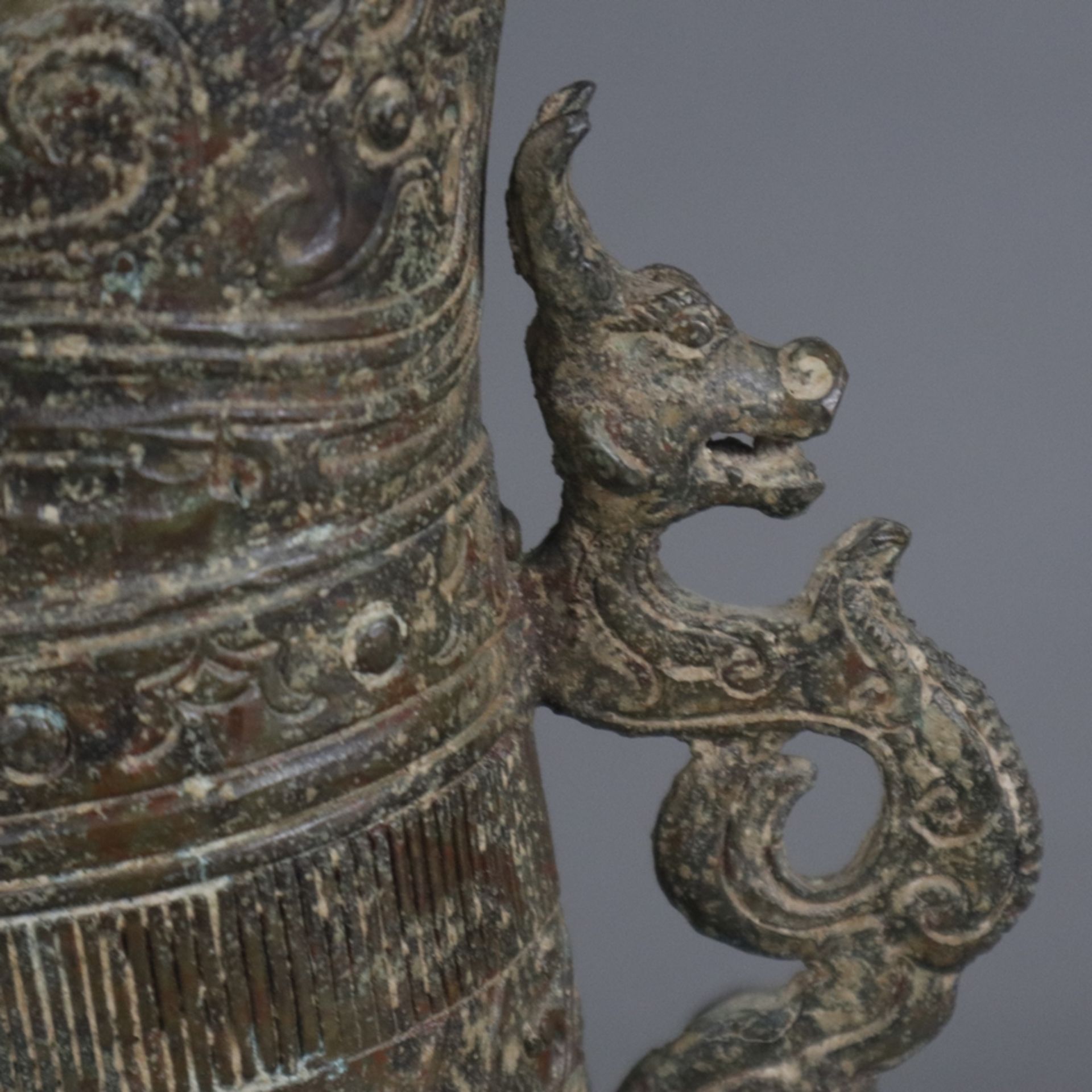 Gefäß in Vogelform - China, in der Art der „zun“-Gefäße aus der Shang-Zeit, gegossene Bronzelegieru - Image 3 of 8