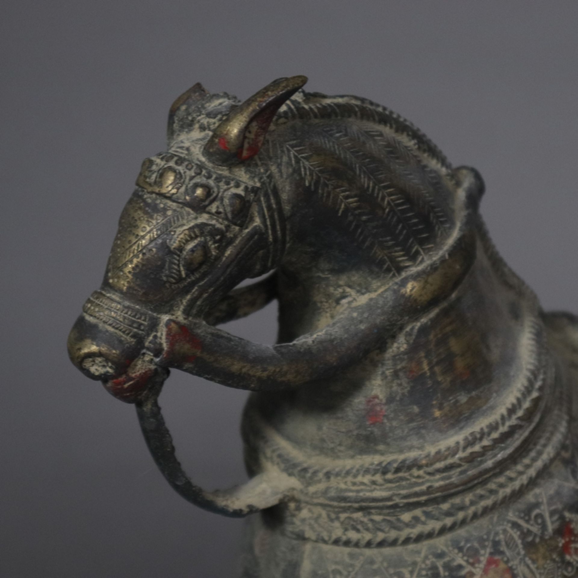 Pferd auf Rollen aus Bronze - Indien ca. 19. Jh., gesatteltes Pferdchen mit Zaumzeug auf durchbroch - Image 2 of 10