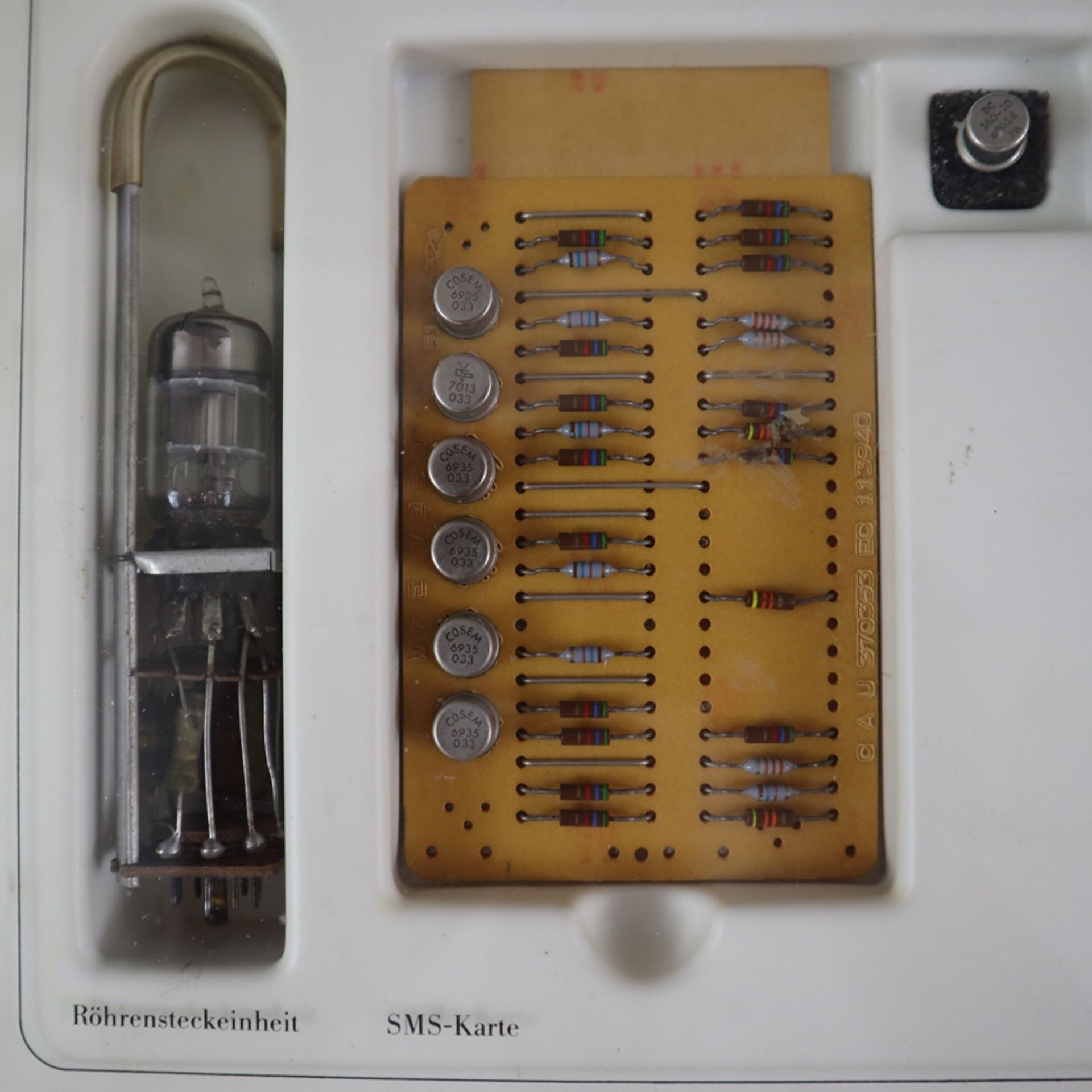 IBM Musterkoffer Computertechnologie - Koffer mit Computerbauteilen und Lehrbüchern sowie 30-fachem - Bild 3 aus 14