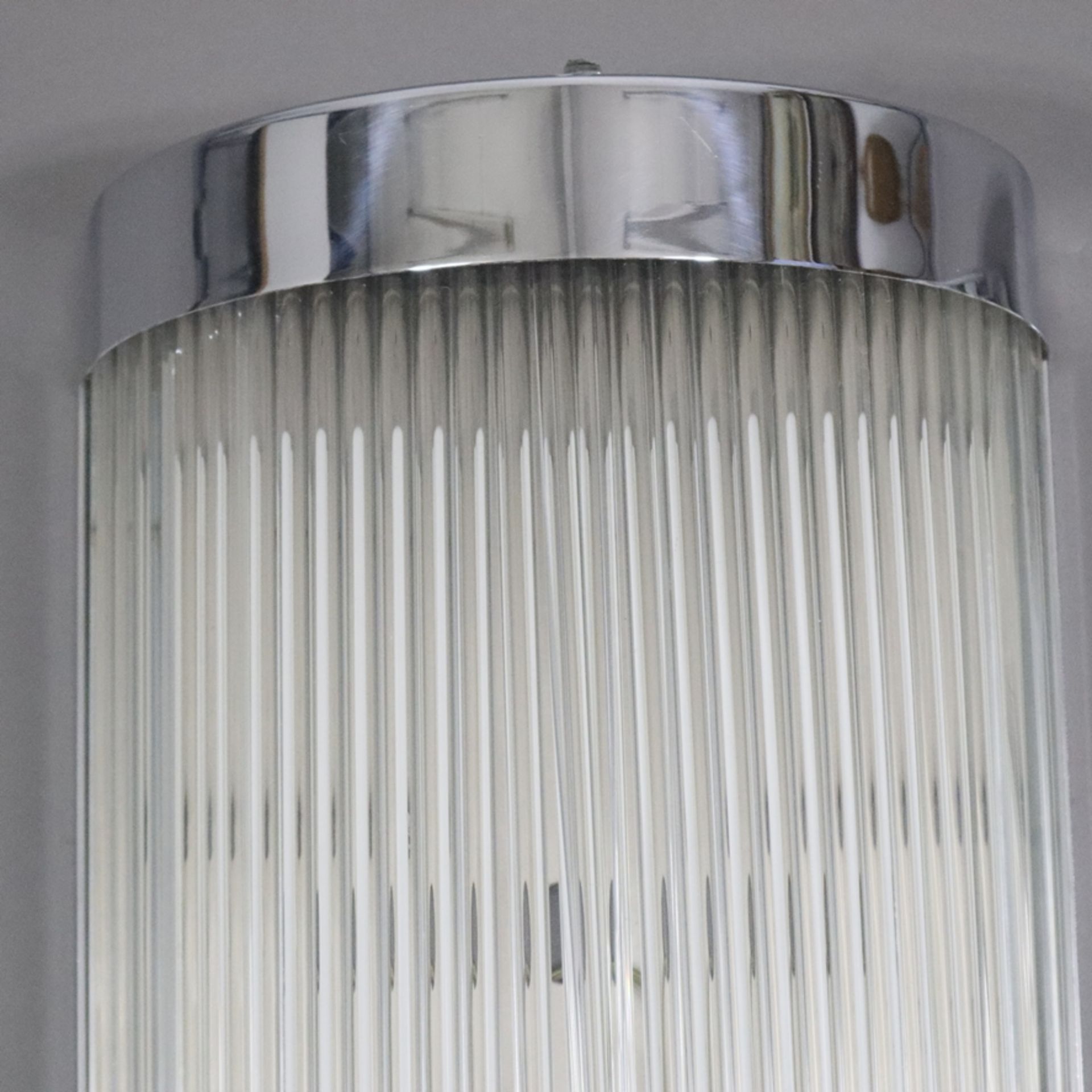 Ein Paar Wandlampen im Art Déco-Stil - 20. Jh., verchromte Metallmontur mit jeweils 38 eingesetzten - Image 3 of 5