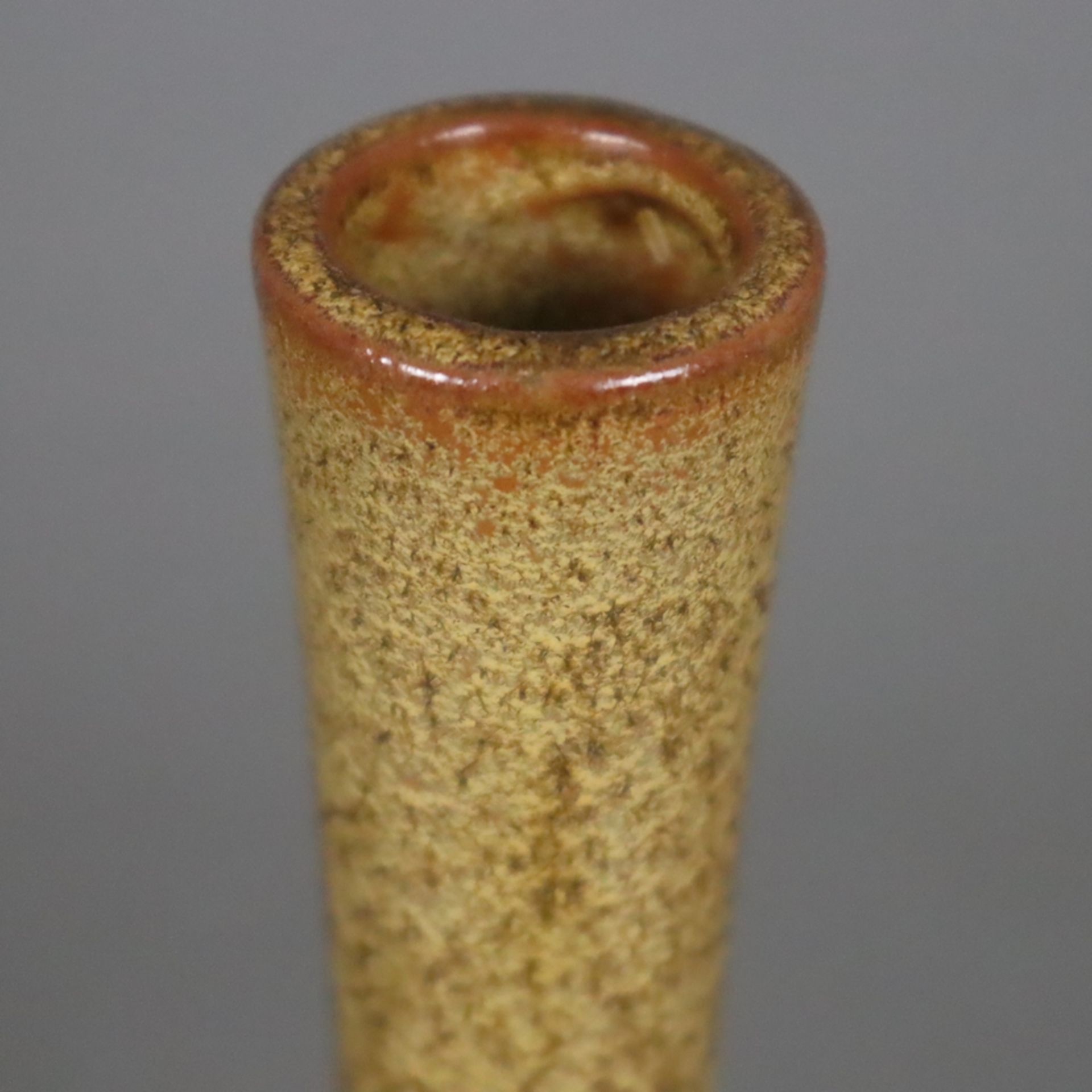Flaschenvase - Japan, Keramik mit floraler Bemalung in Aufglasur und Gold, Unterseitig gepinselte r - Image 5 of 6