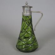 Kleine Jugendstil-Henkelkaraffe - wohl Palme & König, Böhmen, um 1900/1910, grünes Glas mit schwarz