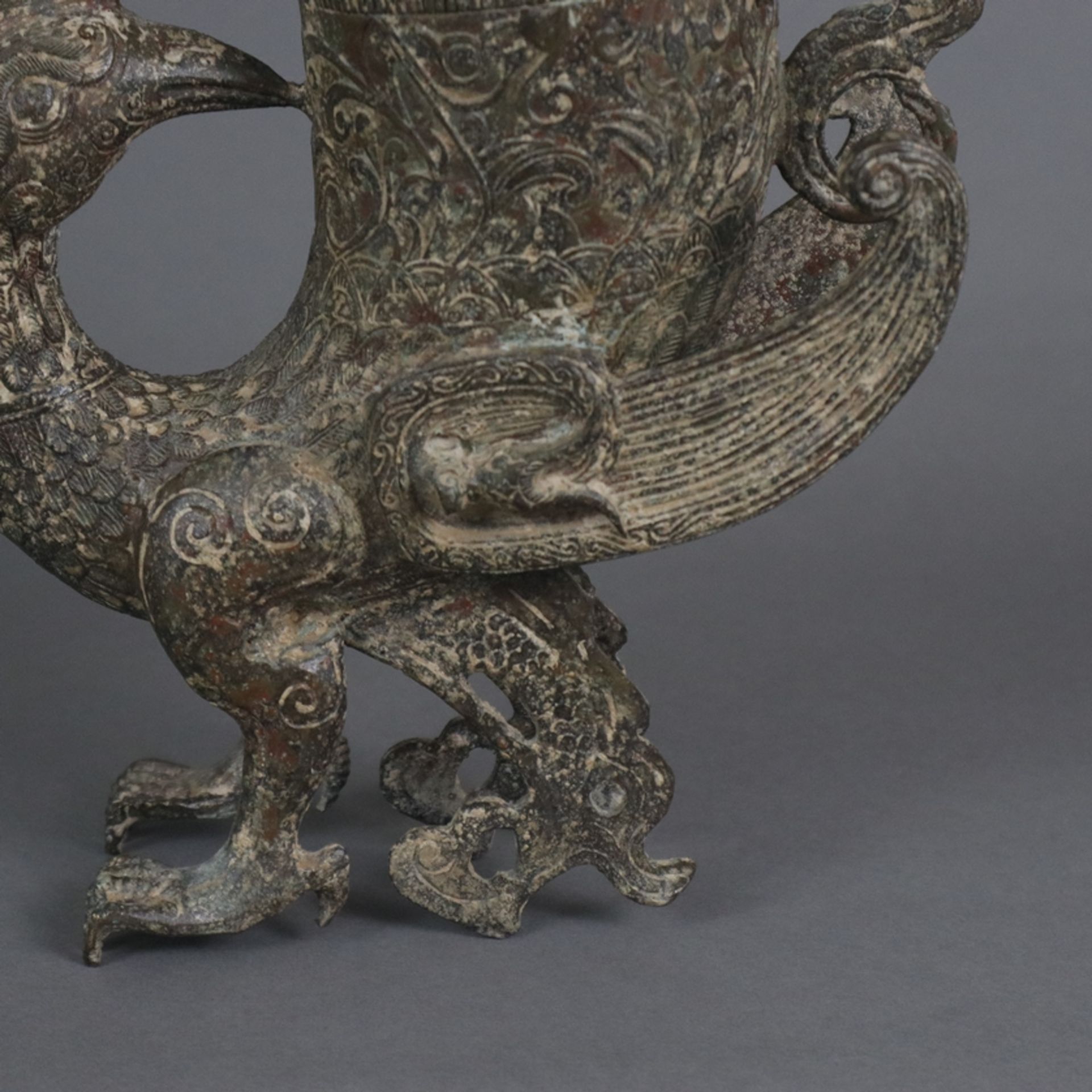 Gefäß in Vogelform - China, in der Art der „zun“-Gefäße aus der Shang-Zeit, gegossene Bronzelegieru - Image 5 of 8