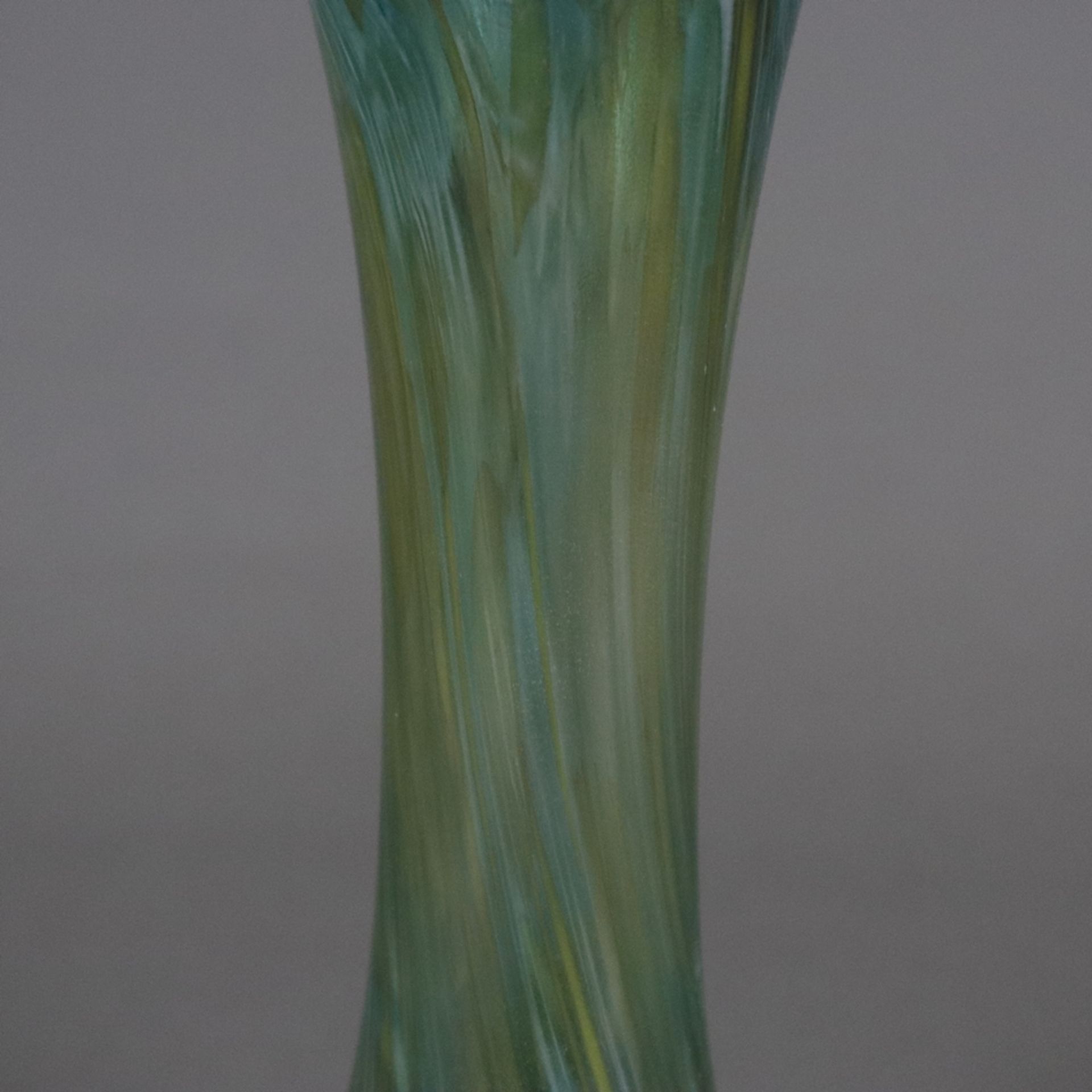 Vase - dickwandiges Glas mit Farbeinschmelzungen, irisiert, gebauchter Stand mit langem Hals und au - Bild 4 aus 6