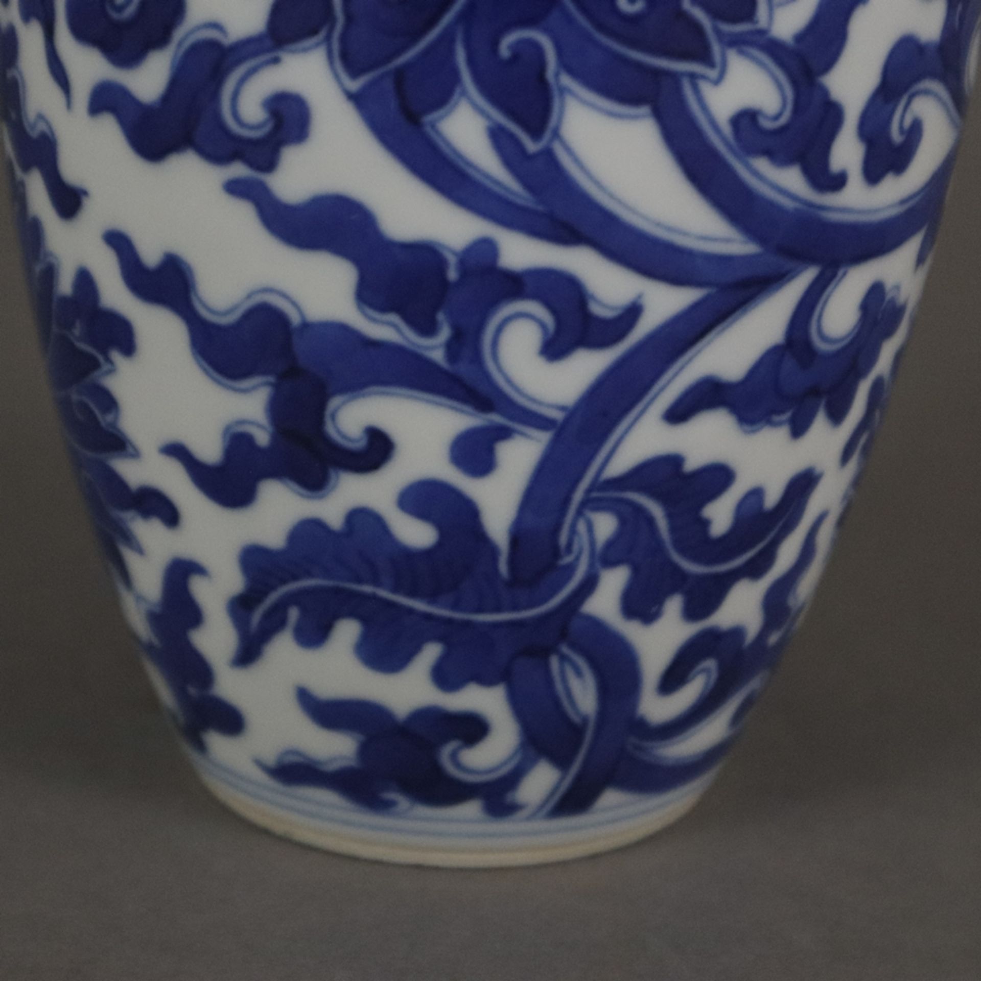 Blauweiß-Balustervase - China, leicht ovoid geformte Balustervase mit eingeschnürter Mündung, flora - Bild 5 aus 7