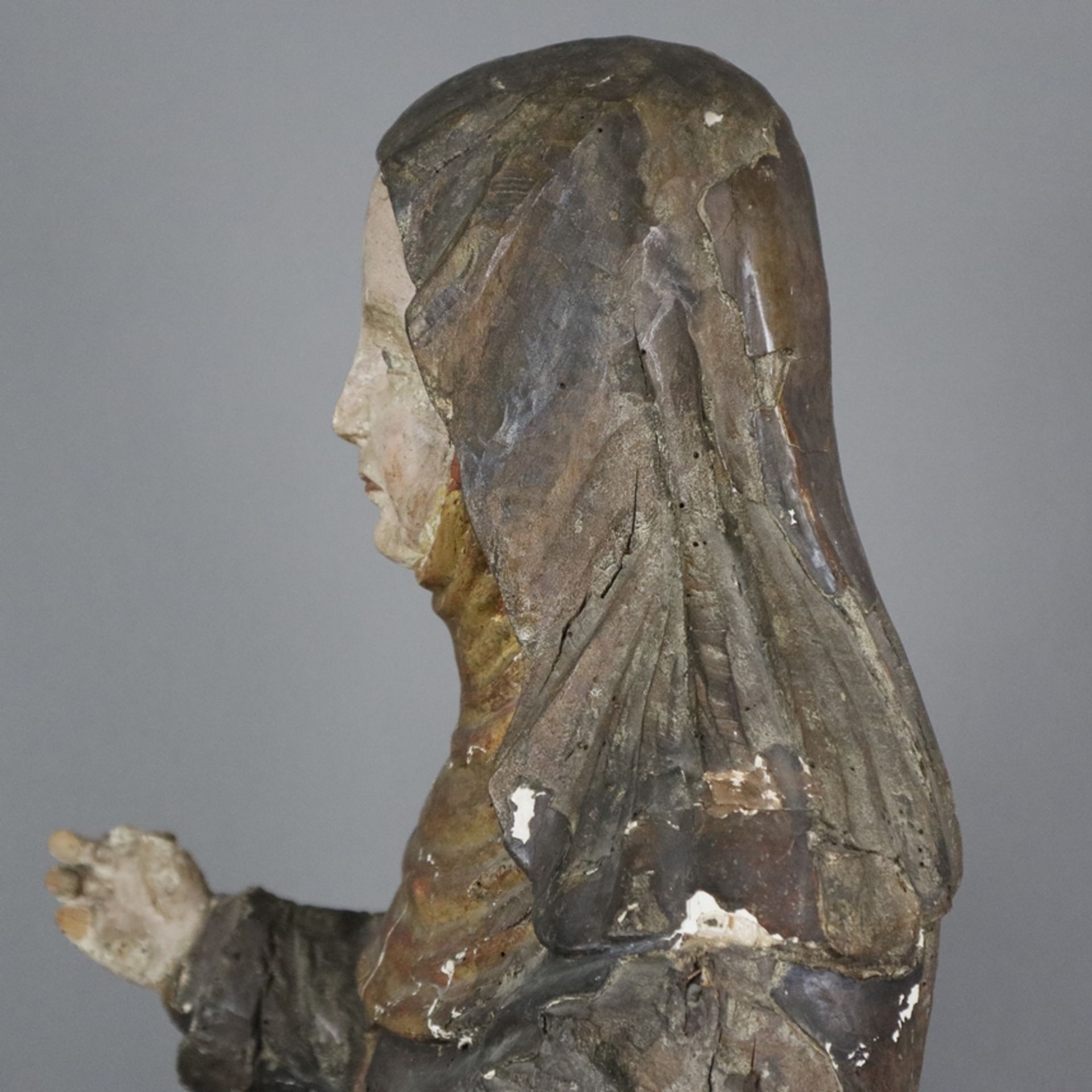 Weibliche Heiligenfigur - wohl spätgotisch, Holz, geschnitzt, polychrom und gold gefasst auf Kreide - Bild 8 aus 16