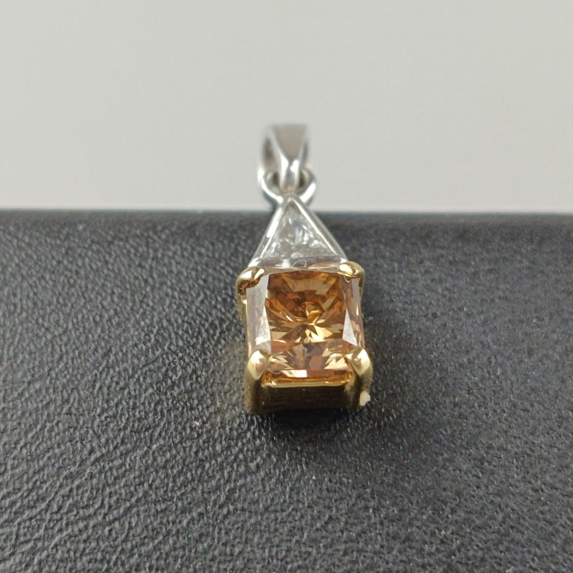 Diamantanhänger von über 1 Karat - Weiß-/ Gelbgold 750/000 (18K), rechteckiger Anhänger besetzt mit - Bild 2 aus 9