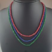 Multicolor-Collier - dreireihige Halskette aus facettierten Smaragd-, Saphir- und Rubin-Rondellen (