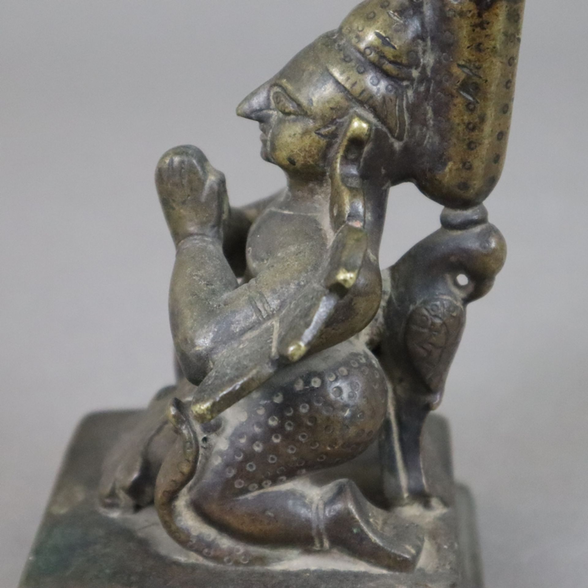 Bronzeleuchter mit figürlichem Schaft - Indien, 19.Jh. oder früher, kleine Schale von 4 cm-Dm. getr - Image 4 of 8