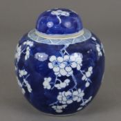 Blau-weißer Schultertopf - China, Porzellan, flächendeckender unterglasurblauer Dekor aus blühenden