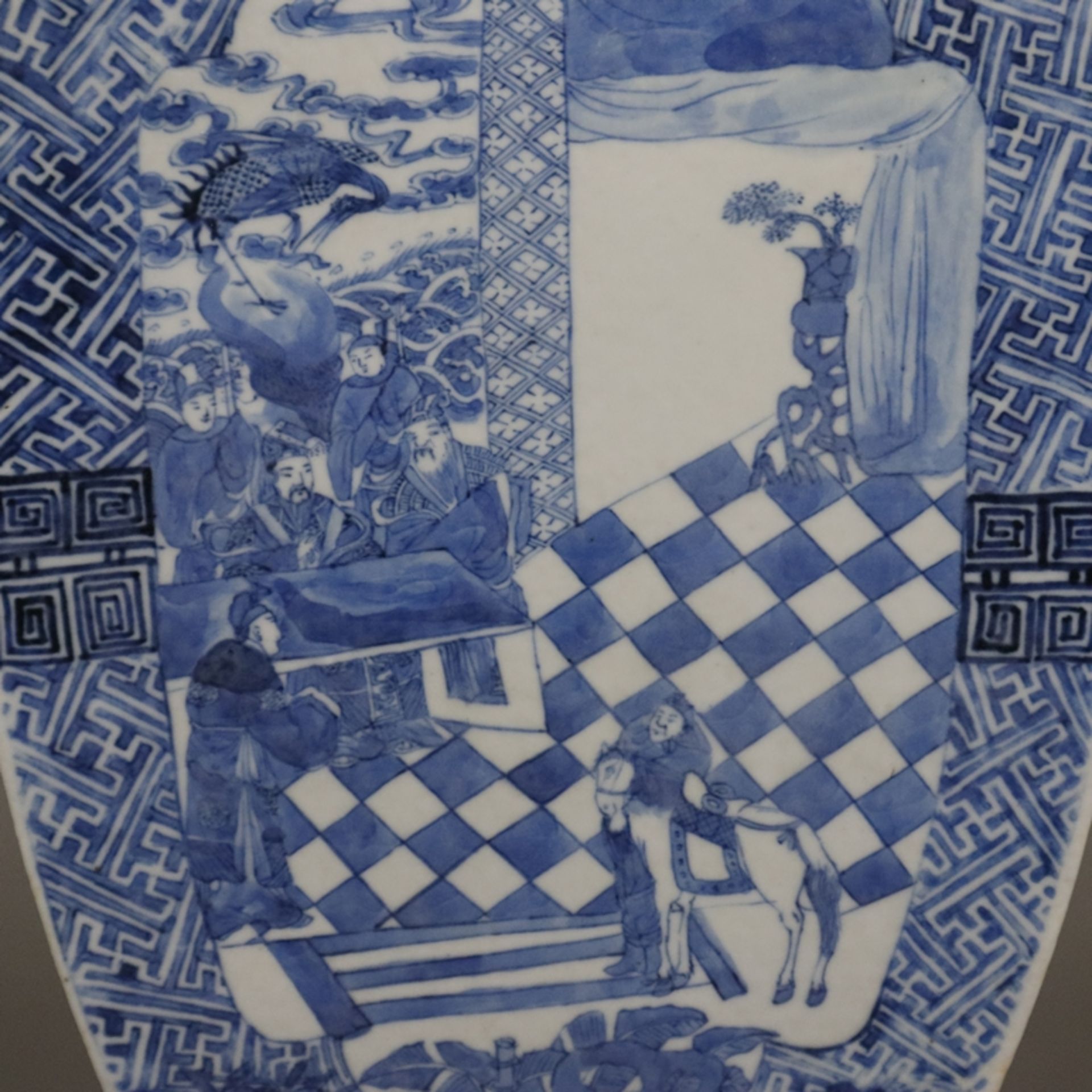Rechteckige Balustervase - China, späte Qing -Dynastie, Porzellan, gekantete Balusterform auf Socke - Bild 9 aus 13