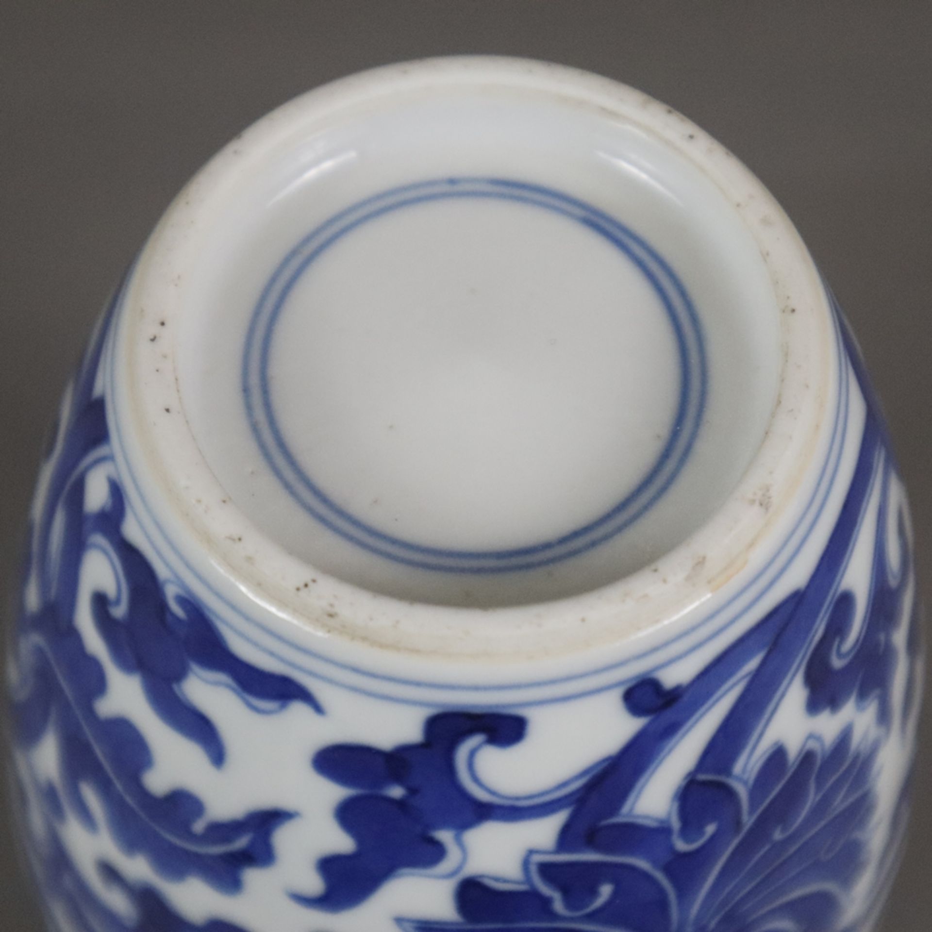 Blauweiß-Balustervase - China, leicht ovoid geformte Balustervase mit eingeschnürter Mündung, flora - Bild 7 aus 7