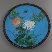 Cloisonné-Platte - Japan, Meiji-Periode, runde Form auf Standring, Spiegel dekoriert mit zwei Chrys