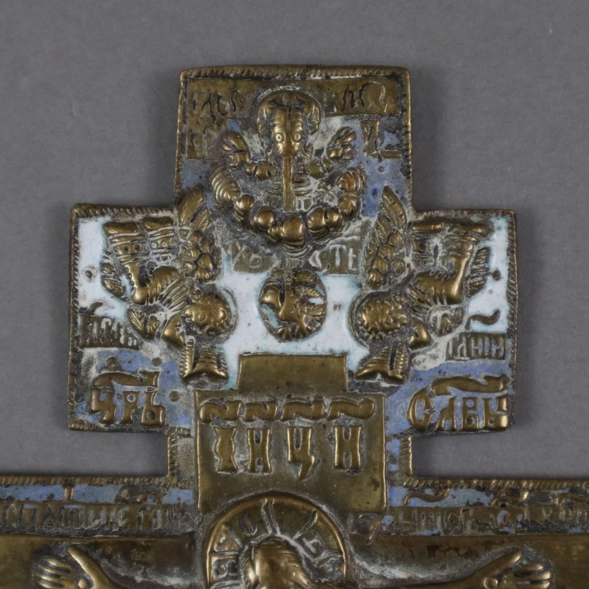 Segenskreuz - Russland, 19.Jh., Bronzelegierung, teils hellblau/weiß emailliert, reliefierte Darste - Image 3 of 7