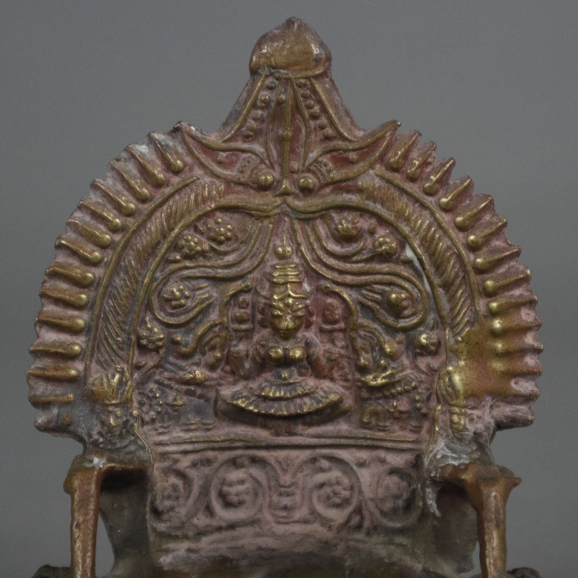 Zwei Diya-Öllampen - Indien, vor 1900, Bronzelegierung, in typischer runder Form mit kleiner Tülle - Image 6 of 9