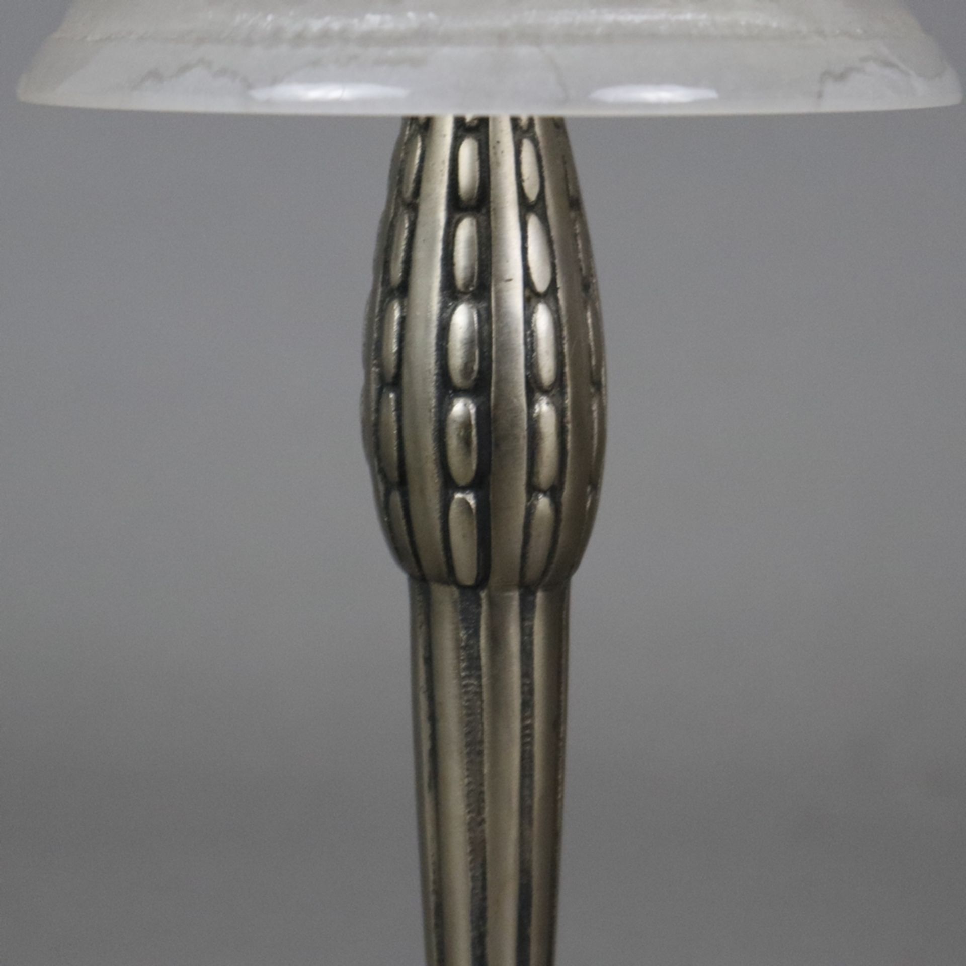 Art Déco-Tischlampe - Frankreich um 1920/30, runder reliefierter Metallfuß, glockenförmiger Lampens - Image 7 of 9