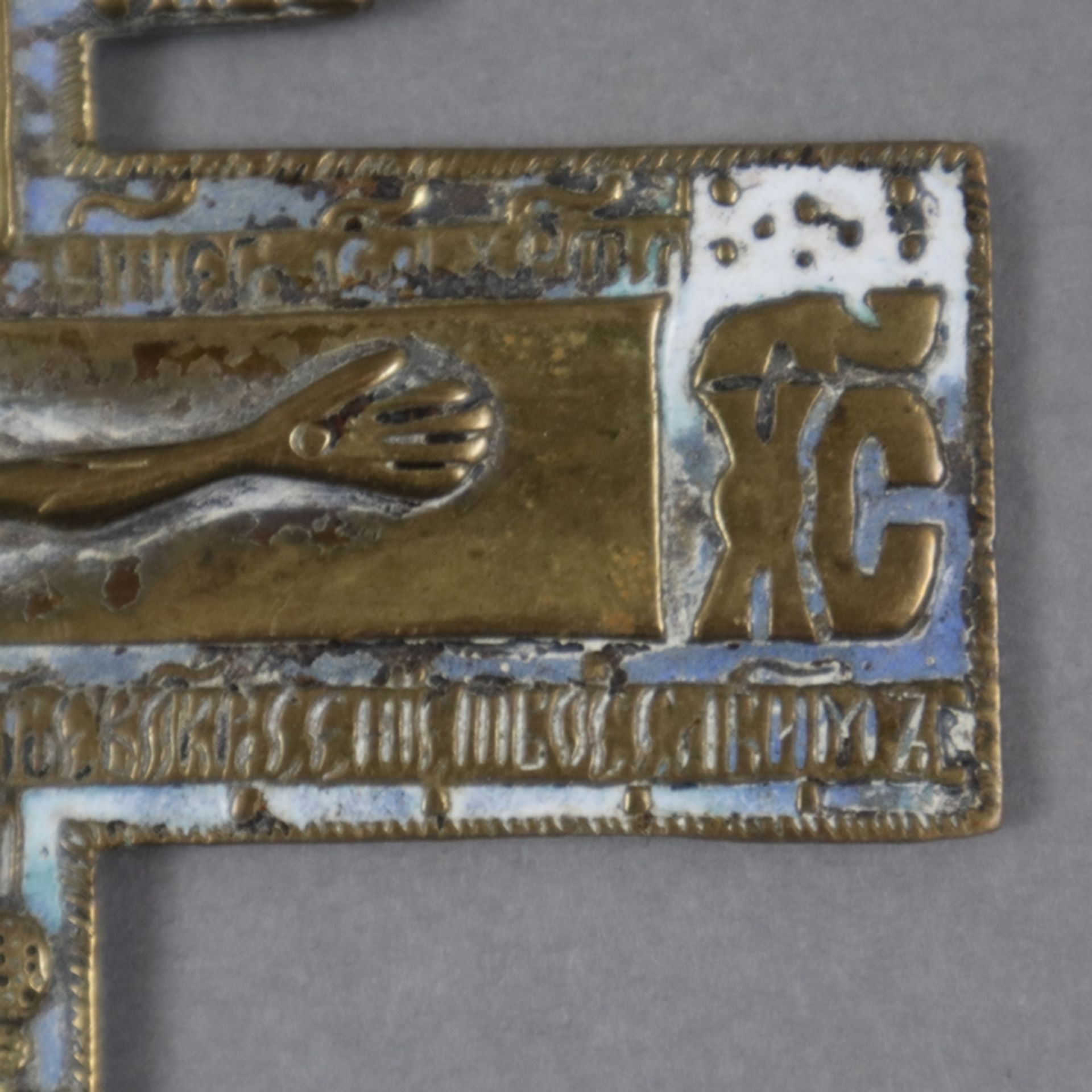 Segenskreuz - Russland, 19.Jh., Bronzelegierung, teils hellblau/weiß emailliert, reliefierte Darste - Image 6 of 7