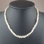 Perlenkette - sogenannte "Flat pearls" mit schönem Lüster, goldfarbene Federring-Schließe, L. ca. 4