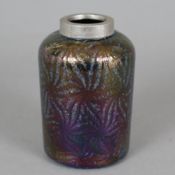 Jugendstil-Vase - Anfang 20. JH., violett-irisiertes Glas mit floral anmutendem Liniendekor, Metall