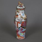 Kleine Deckelvase - Südchina, ausgehende Qing-Dynastie, Balusterform, Porzellan mit „Rose Medaillon