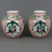 Ein Paar Famille verte-Vasen - China, Porzellan, gebauchte Form mit eingeschnürter Mündung, polychr