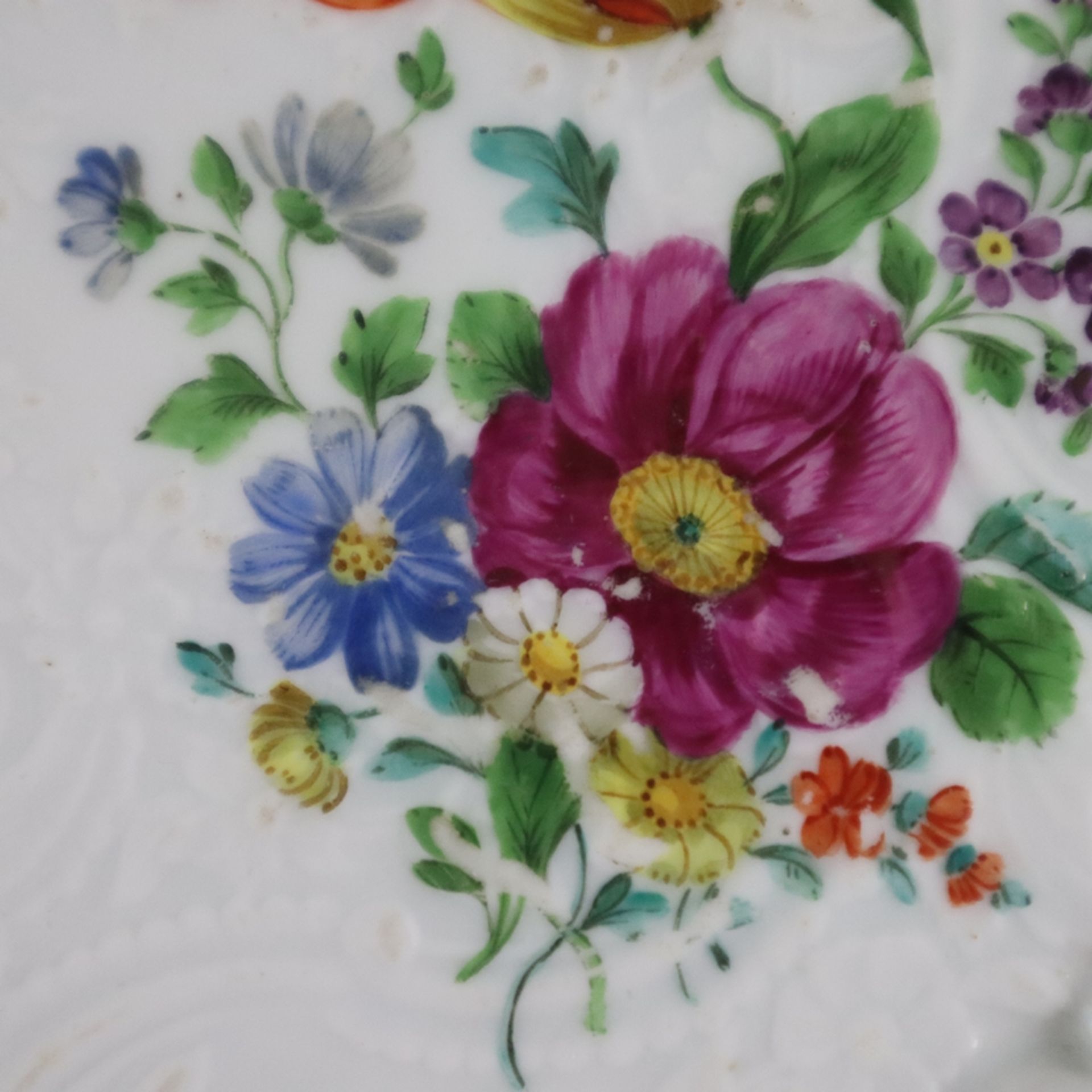 Zierteller - Meissen, Porzellan, gewellter Reliefrand, Spiegel mit floralem Reliefdekor und polychr - Bild 3 aus 9