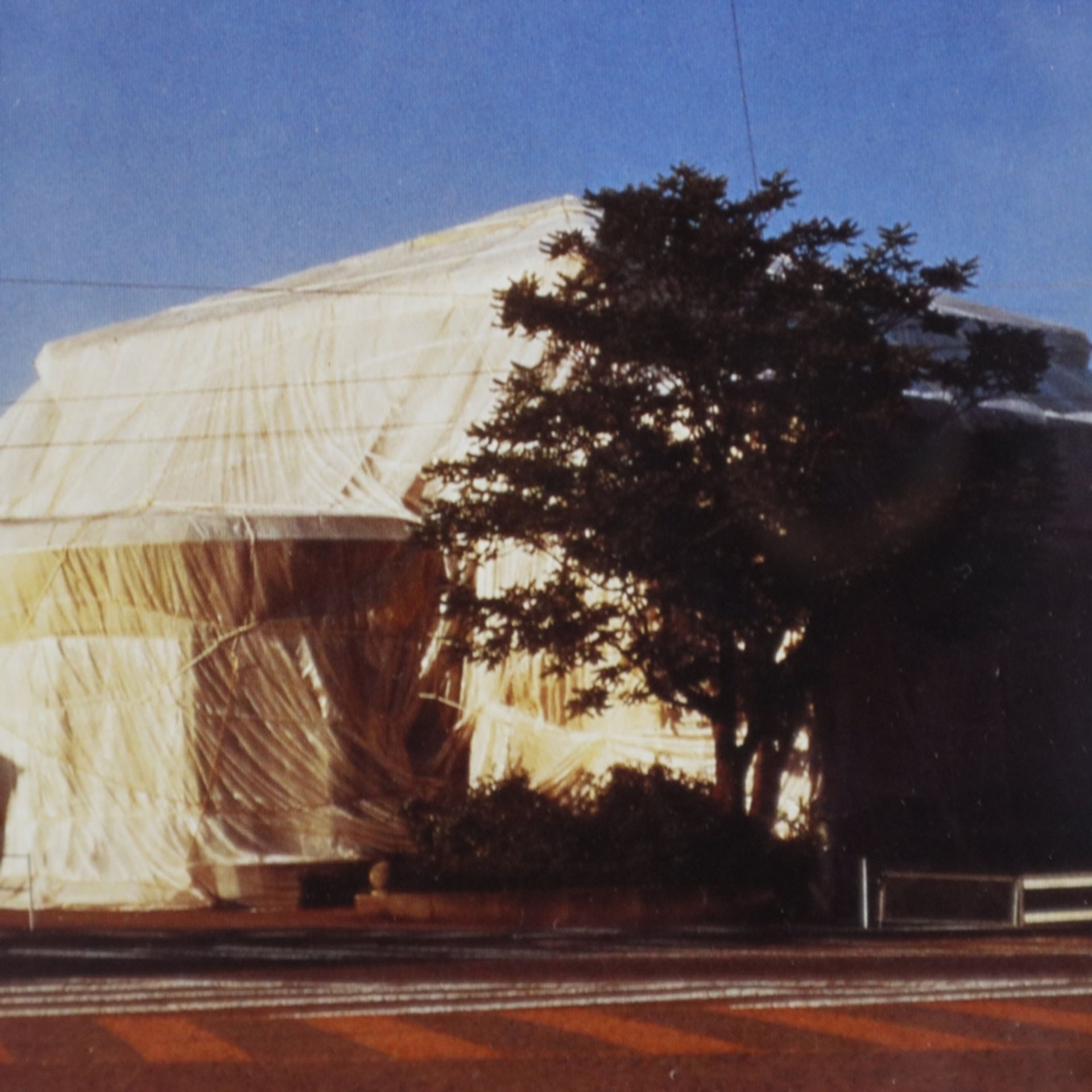 Christo (1935 Gabrowo/Bulgarien-2020 New York City) - "Verhüllte Kunsthalle Bern, Schweiz" (1968),  - Bild 3 aus 4
