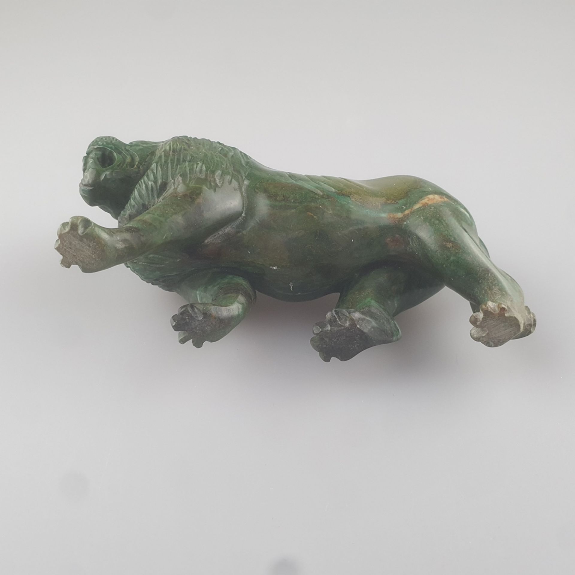 Schreitender Löwe - grüner Stein vollrund geschnitzt, wohl Chrysokoll, mit aufgerissenem Maul und ü - Image 4 of 4