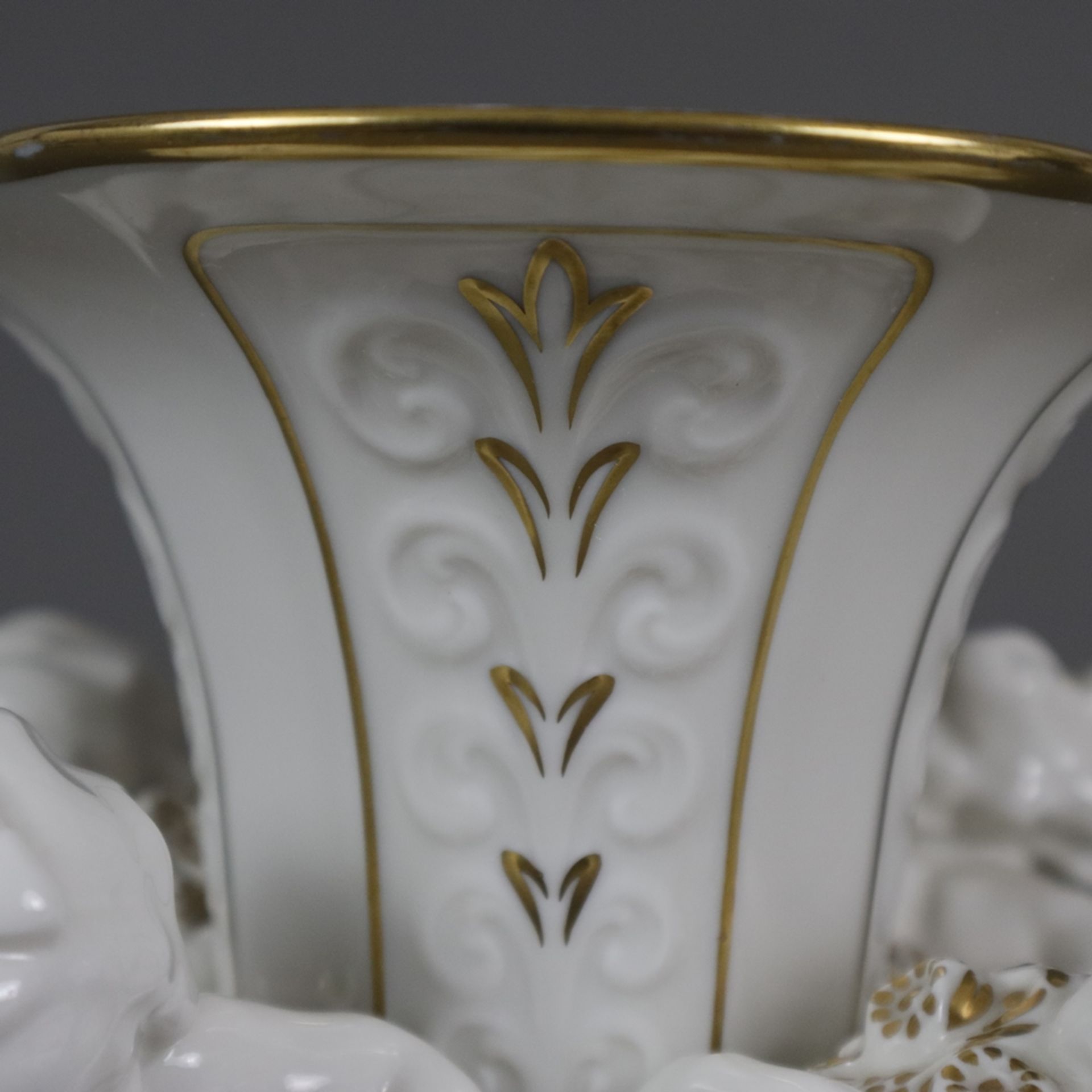 Puttenschale mit Vase - Porzellanmanufaktur Lorenz Hutschenreuther, Abteilung für Kunst Selb, Entwu - Bild 4 aus 11