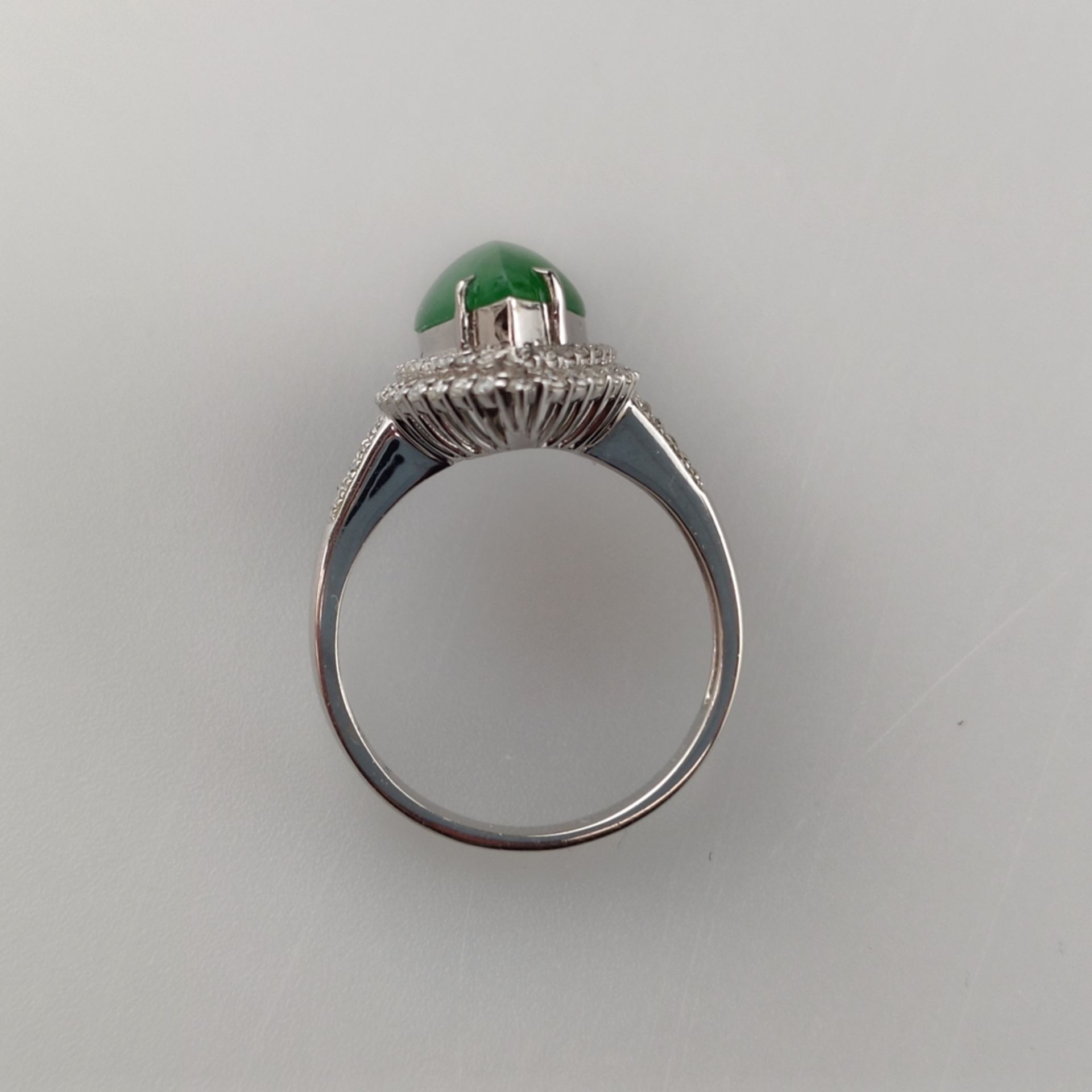 18K-Jadering mit Diamanten - Weißgold 750/000 (18K), navetteförmiger Ringkopf mit grüner Jade von c - Bild 5 aus 7