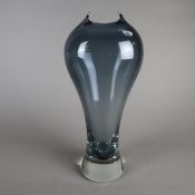 Glasvase - Formia, Murano, farbloses Glas, rauchblau unterfangen, Keulenform, schmale Mündung seitl