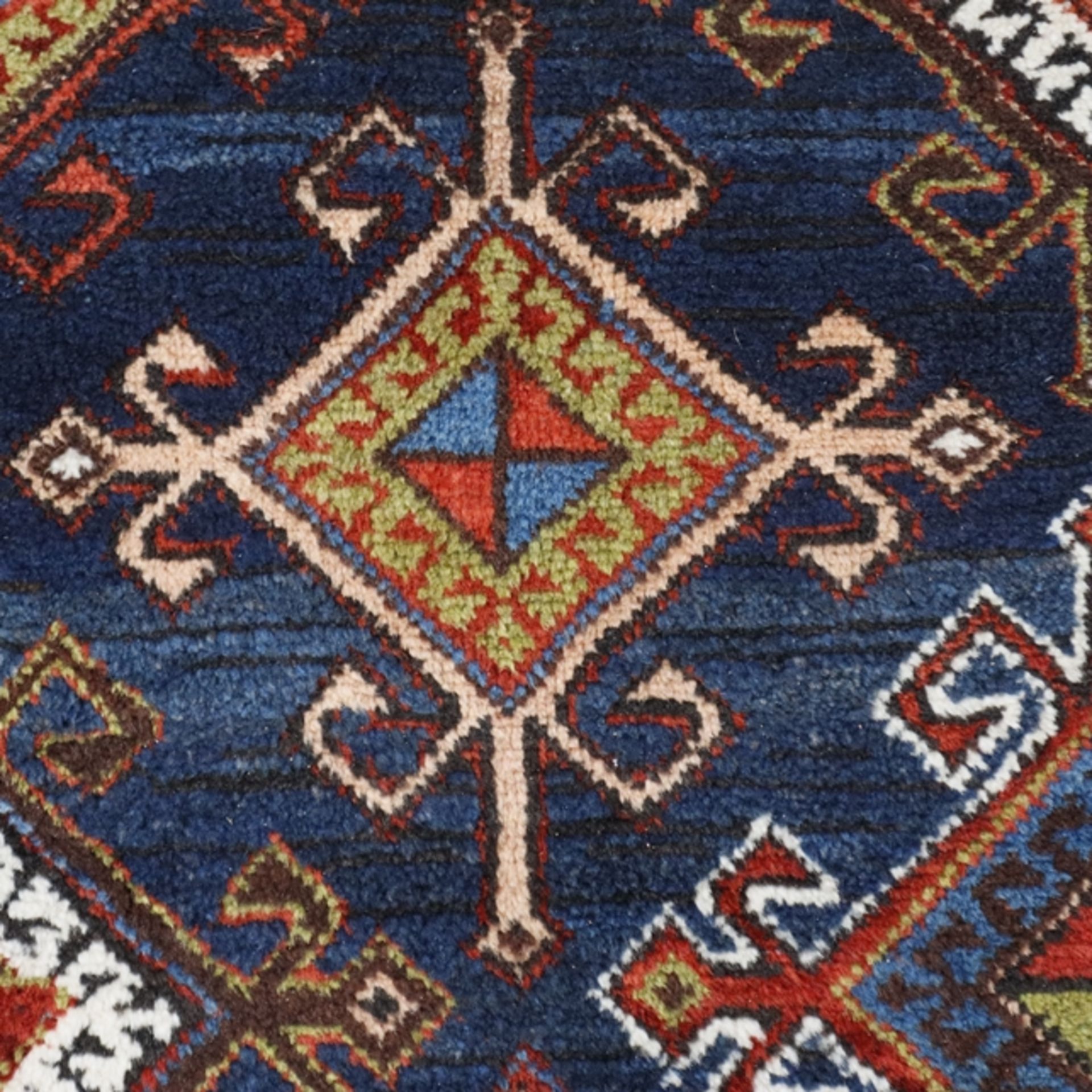 Kasak - Wolle, auf blauem Grund in Reihen angeordnete rautenförmige Ornamente, breiter Rand aus meh - Bild 7 aus 9