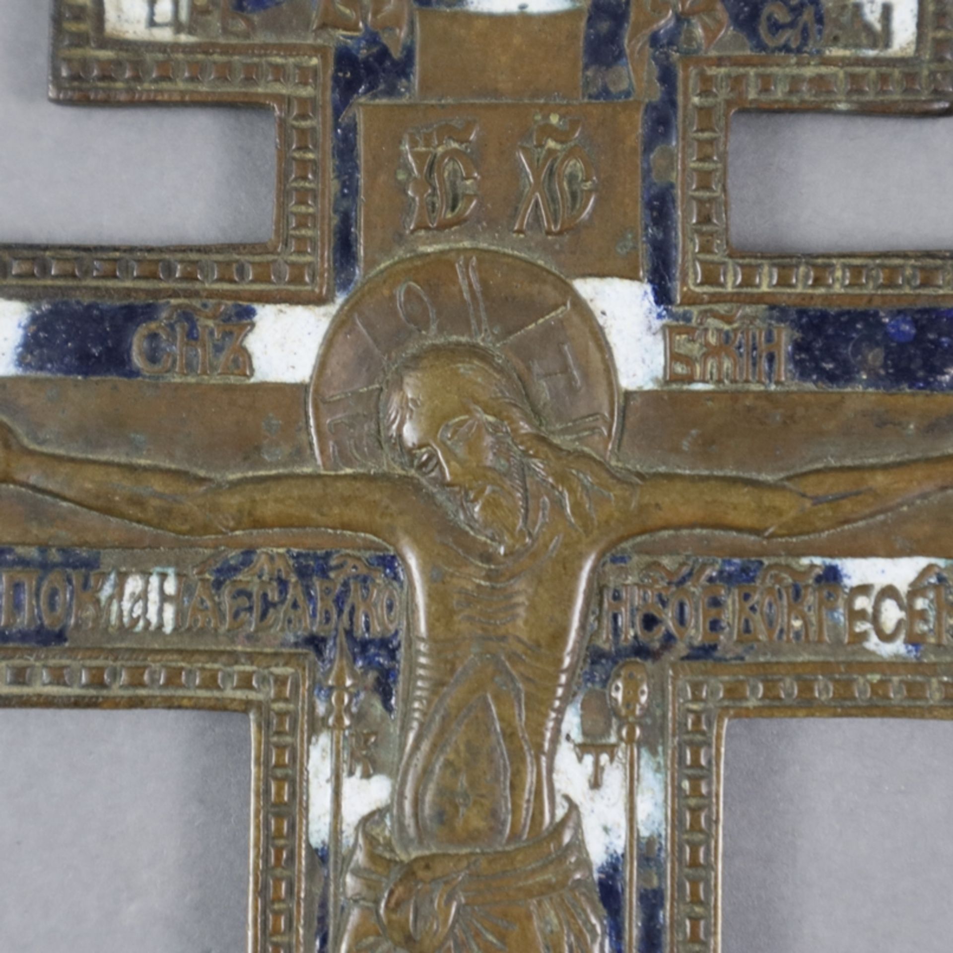 Großes Segenskreuz - Russland, 19.Jh., Bronzelegierung, teils blau/weiß emailliert, reliefierte Dar - Image 4 of 7