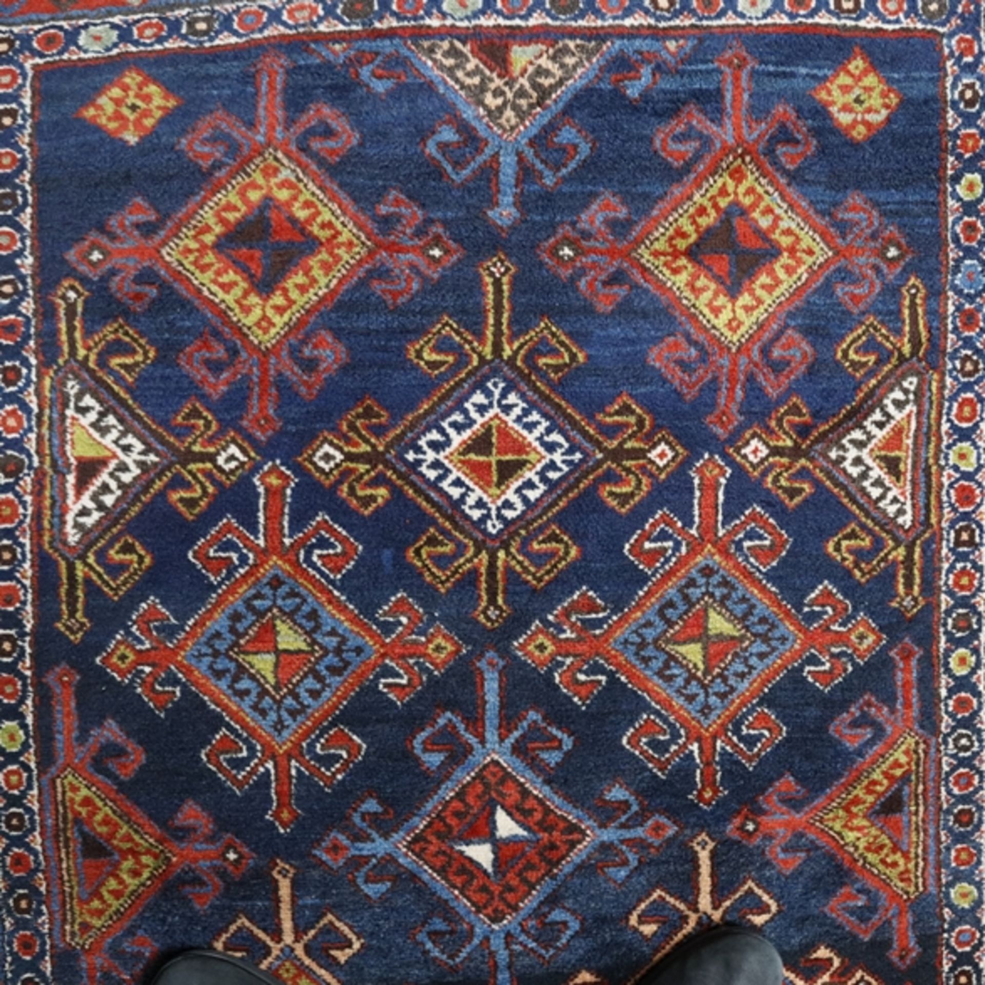 Kasak - Wolle, auf blauem Grund in Reihen angeordnete rautenförmige Ornamente, breiter Rand aus meh - Bild 2 aus 9