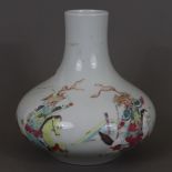 Famille rose-Porzellanvase - China 20. Jh., gedrückte Flaschenform, bemalt in polychromen Aufglasur