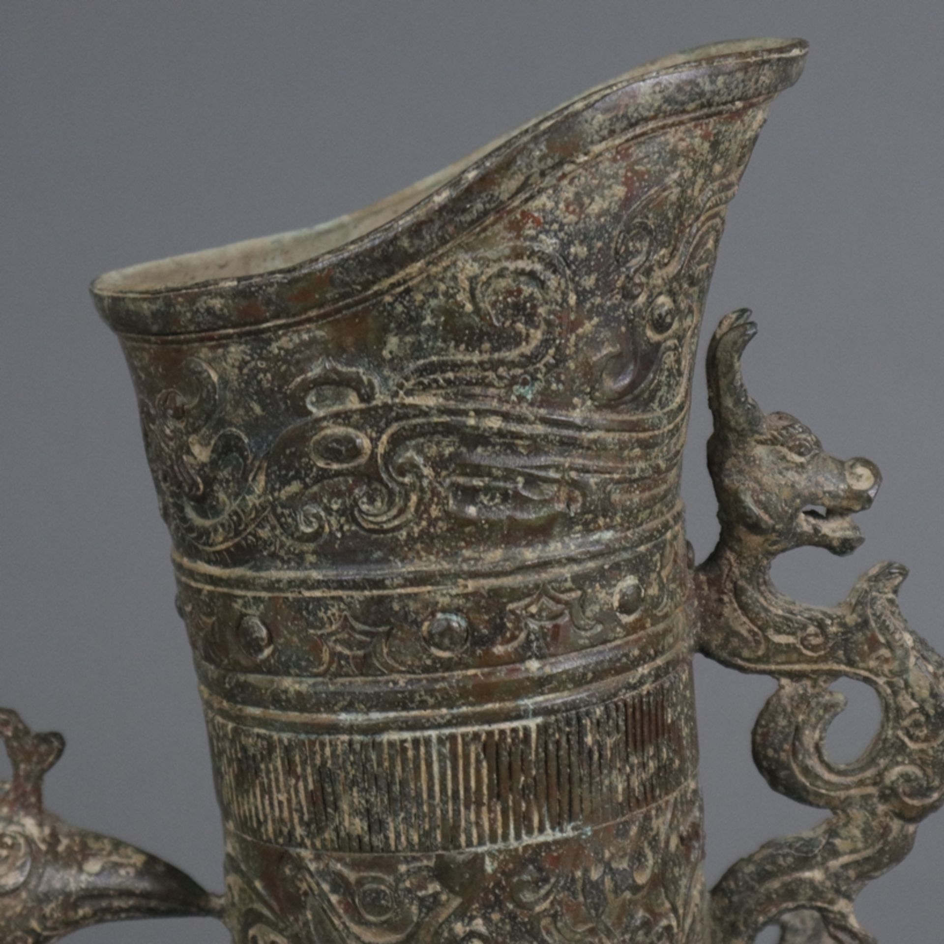 Gefäß in Vogelform - China, in der Art der „zun“-Gefäße aus der Shang-Zeit, gegossene Bronzelegieru - Image 4 of 8