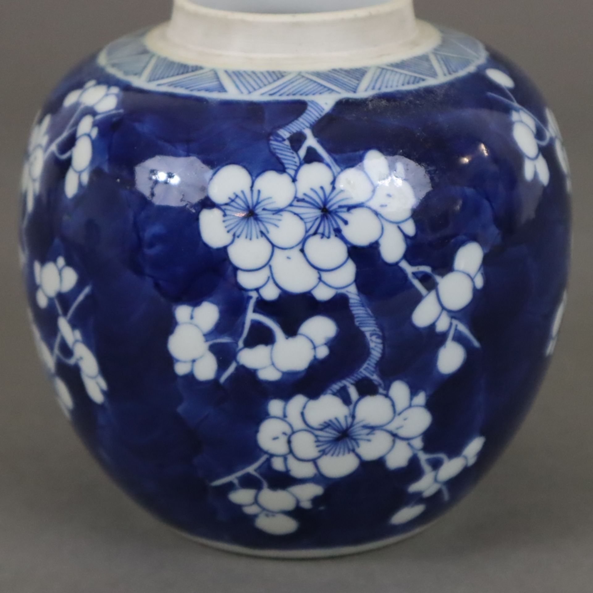 Blau-weißer Schultertopf - China, Porzellan, flächendeckender unterglasurblauer Dekor aus blühenden - Bild 4 aus 6