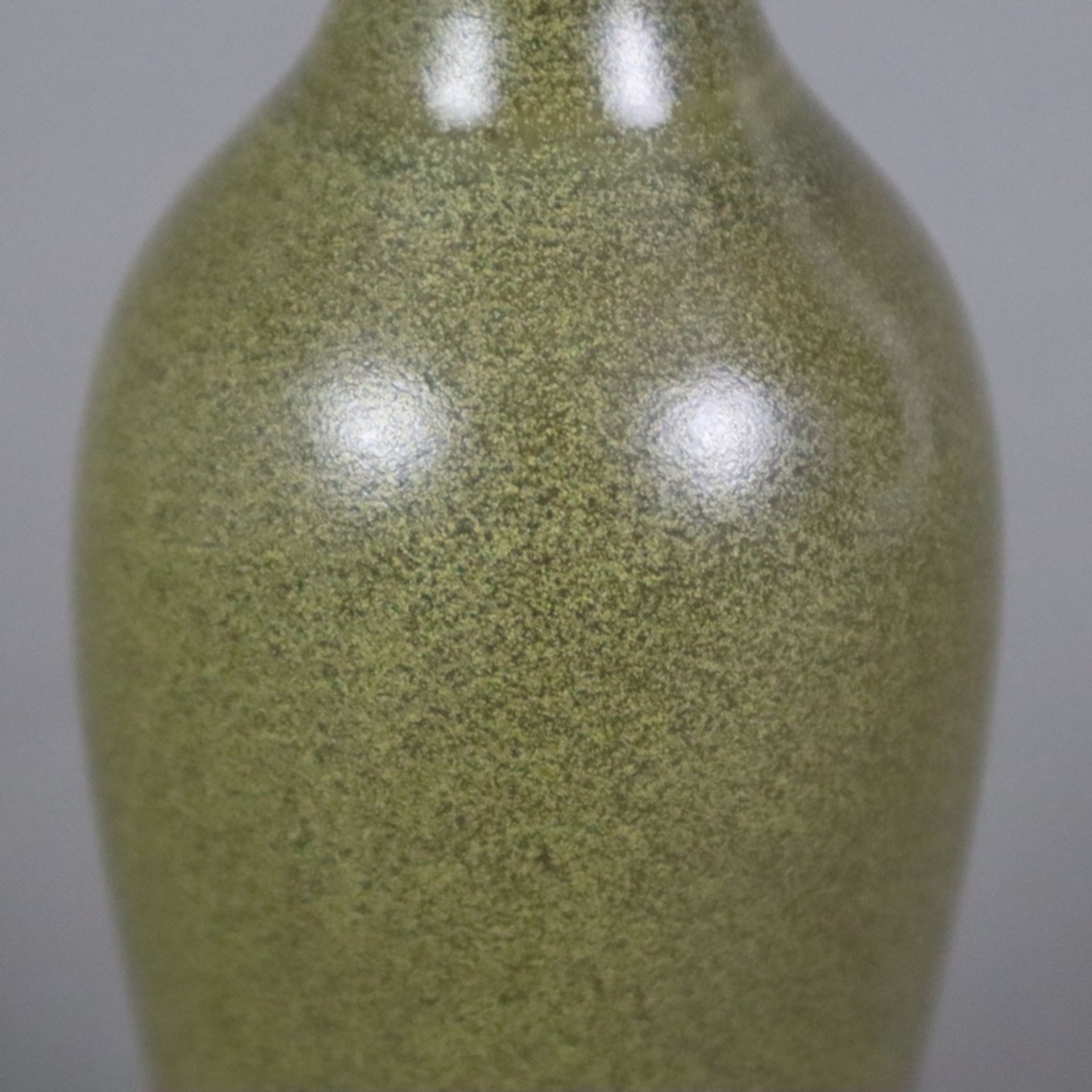 Kleine Flaschenvase - China 20.Jh., Porzellan mit "Teedust"-Glasur, innen und unterseitig transpare - Bild 4 aus 7
